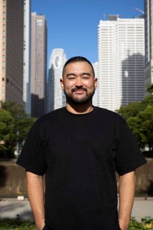 渋谷・東急BunkamuraエントランスにTOMO KOIZUMIのドレスを展示、繊細なフリルを間近で堪能