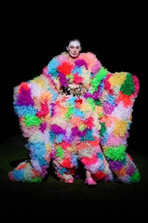 渋谷・東急BunkamuraエントランスにTOMO KOIZUMIのドレスを展示、繊細なフリルを間近で堪能