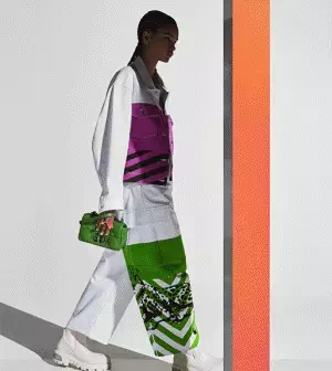 虹色に輝くCDアイコンや、ふっくらとしたマクロカナージュ。2022春夏の「ディオール カロ」バッグ