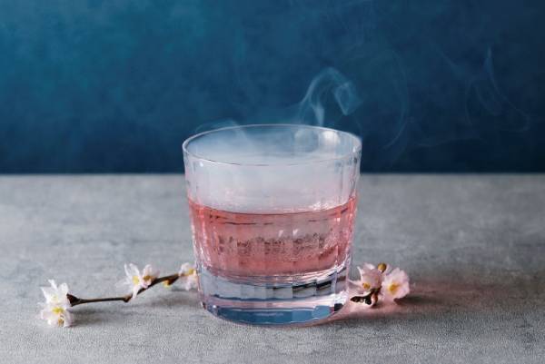 ウェスティンホテル東京のスカイラウンジで春の訪れを感じながら味わう「桜マティーニ」