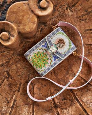 ブルガリが地中海のラグジュアリーな美学をミックスさせたブランド「カサブランカがコラボ」。遊び心あふれるシックなスタイルに昇華