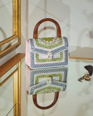 ブルガリが地中海のラグジュアリーな美学をミックスさせたブランド「カサブランカがコラボ」。遊び心あふれるシックなスタイルに昇華