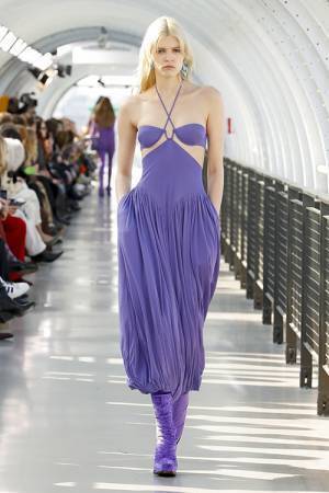 【ルック】ステラ マッカートニーが2022年ウィンター コレクションをポンピドゥー センターで発表