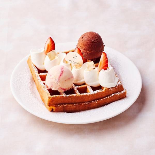 2022年春のテーマは「ストロベリー＆シャンパーニュ」。ピエール マルコリーニのカフェで楽しむ春の限定メニュー
