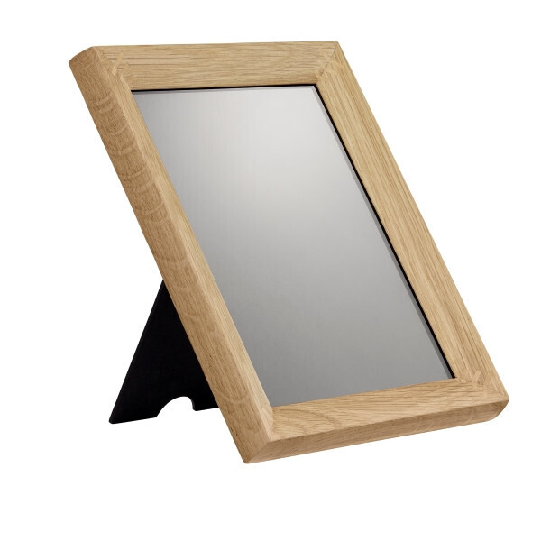 ピュアで機能的。ディオール メゾンからピエール・ヨバノビッチによる「MIDI」コレクションが登場