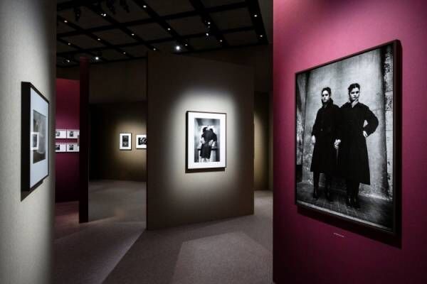 シャネル・ネクサス・ホールで「閉ざされた世界」に生きる人々に光を当てる写真家、ジェーン エヴリン アトウッドの日本初の個展を開催中