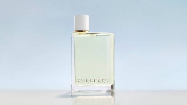 自由奔放で大胆なロンドンガールを表現。バーバリーの新フレグランス「バーバリー ハー オードトワレ」