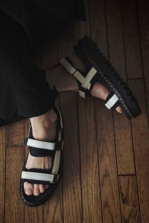 Y'sとドクターマーチンによる最新フットウエアが登場。スポーティで快適なシルエットにY'sらしい重みあるデザイン