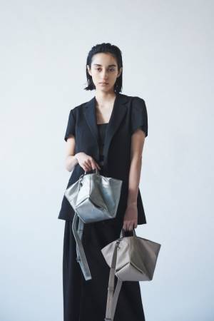 discord Yohji Yamamotoが「TULIPS」の新色を発表。新たにグレージュとシルバーの2色を追加