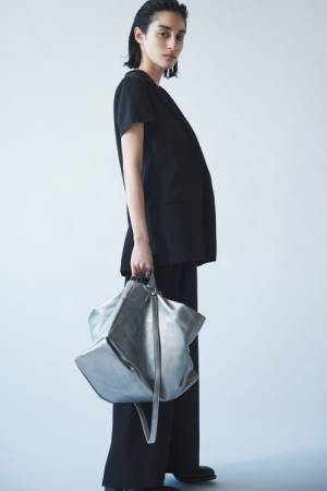 discord Yohji Yamamotoが「TULIPS」の新色を発表。新たにグレージュとシルバーの2色を追加