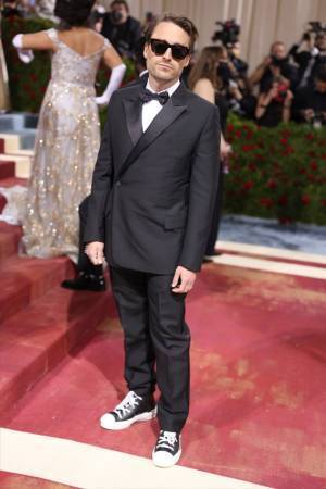 ディオールを纏ったトーマス・ドハティ、ピート・デヴィッドソンらがファッションの祭典「メットガラ」に登場