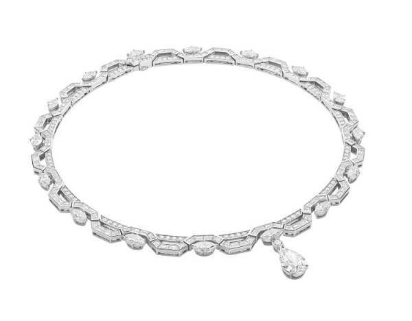 ブルガリを纏ったミランダ・カーがファッションの祭典「メットガラ」に登場