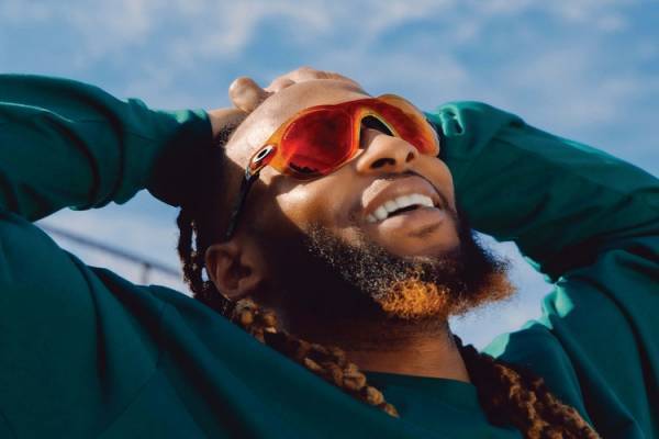 30年にわたるイノベーションをわずか24グラムに凝縮。オークリーが新作アイウエア「RE:SUBZERO」を発表