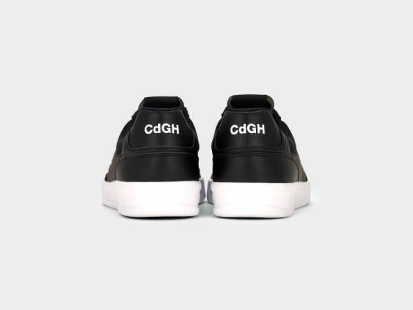 コム デ ギャルソン・オム×ニューバランスのコラボスニーカーが登場。幅広くコーディネート可能なブラックとホワイトの 2カラー