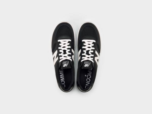コム デ ギャルソン・オム×ニューバランスのコラボスニーカーが登場。幅広くコーディネート可能なブラックとホワイトの 2カラー