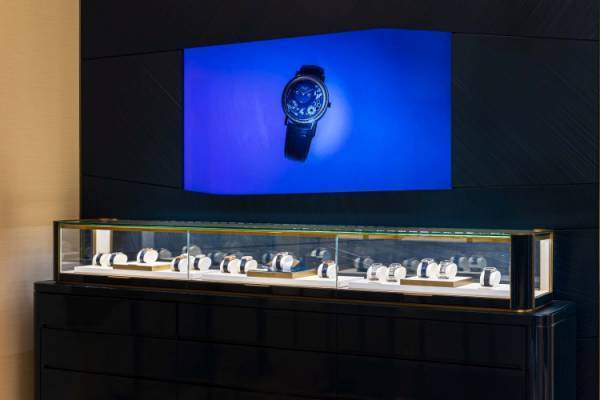 ピアジェ ブティック 福岡三越店がオープン。ゴールドの色彩やアートウォールがメゾンの世界観を演出