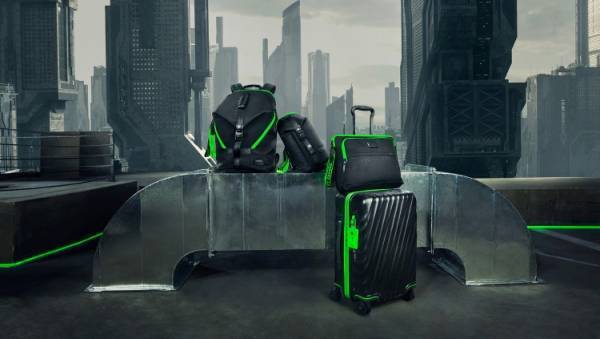 トゥミがeスポーツプレイヤー向けにアップデートしたネオングリーンが目を引く限定カプセルコレクションを発表