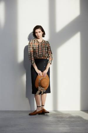 DAKSからエリザベス女王即位70周年を記念し、特別なチェック柄「ジュビリーチェック」をデザインしたスカーフを発売