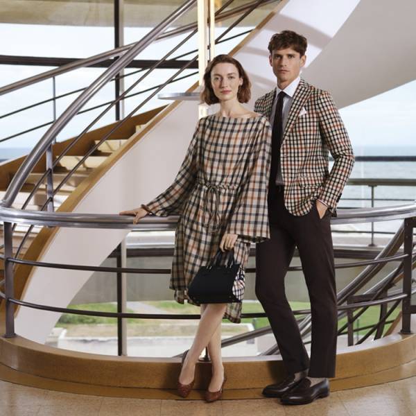 DAKSからエリザベス女王即位70周年を記念し、特別なチェック柄「ジュビリーチェック」をデザインしたスカーフを発売