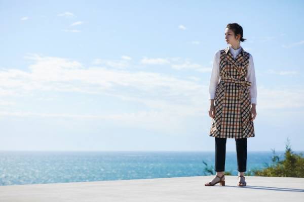 DAKSからエリザベス女王即位70周年を記念し、特別なチェック柄「ジュビリーチェック」をデザインしたスカーフを発売