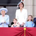 キャサリン妃がストラスベリー「マルトリーウォーク」を手に、エリザベス女王即位70年記念式典でバルコニーに登場