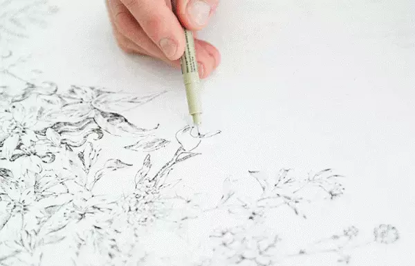 ディオールから「D-コンステレーション」パターンのスカーフが登場。星座を鮮やかな色調の詩的なデザインへと昇華