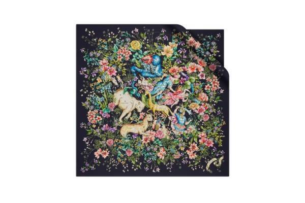 ディオールから「D-コンステレーション」パターンのスカーフが登場。星座を鮮やかな色調の詩的なデザインへと昇華