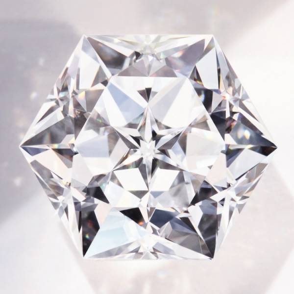 ミツバチのモチーフで人気のショーメ「ビー マイ ラブ」コレクションにフープピアスとペンダントが登場