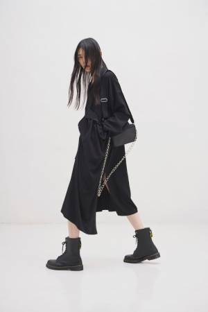 プレフォールのシックで遊びある端正なスタイルを完成、Y's 2022プレフォールコレクション