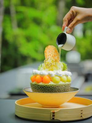 アマン京都夏の風物詩、国産マスクメロンひと玉を贅沢に使用した「マスクメロンのかき氷」