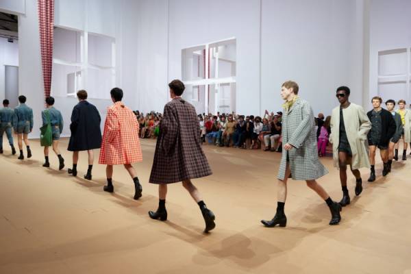 【ルック】プラダが2023 年春夏メンズコレクション ファッションショーをミラノで開催