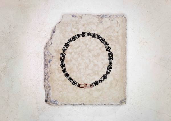 「ティファニー ハードウエア」コレクションからブラックチタン製のブレスレットとネックレスが登場