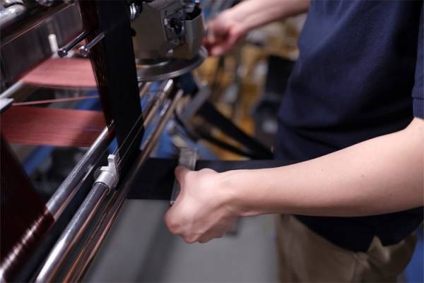 創業155年の傘生地屋がつくる、折りたたみタイプの紳士用日傘