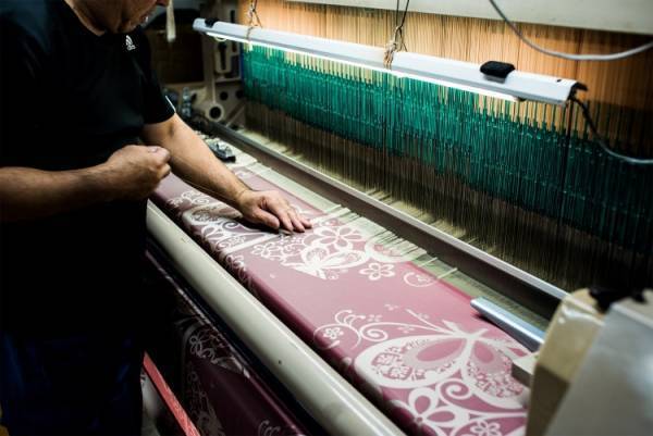 創業155年の傘生地屋がつくる、折りたたみタイプの紳士用日傘