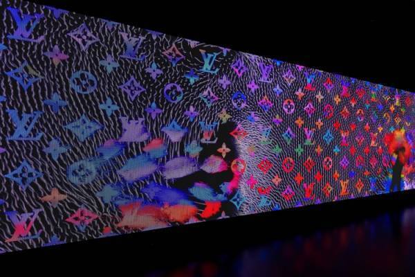 160余年におよぶルイ・ヴィトンの歴史を巡る旅。巡回展「SEE LV」が東京ミッドタウン 芝生広場で7月8日から開催