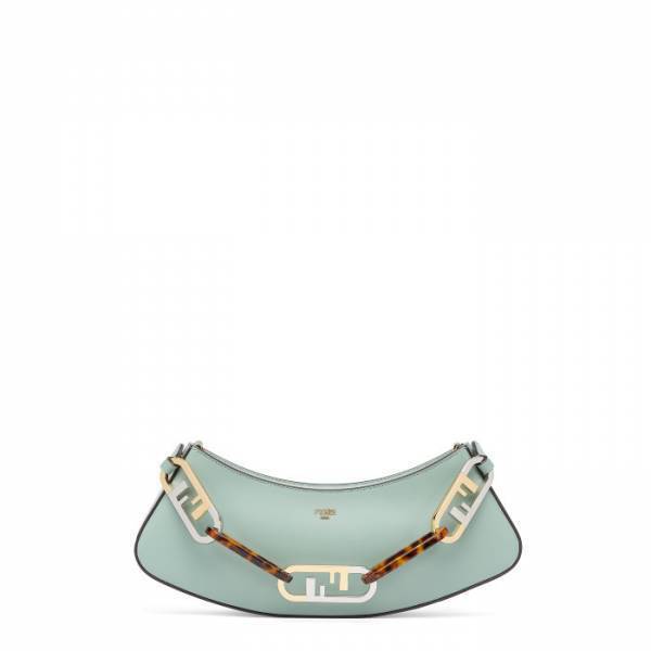 フェンディが瞬く間にメゾンの新たなシグネチャーとなった「オーロック」をレザーグッズへ昇華