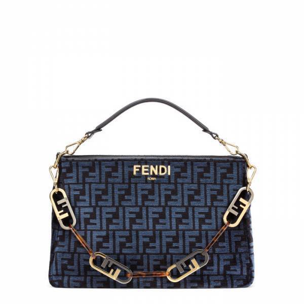 フェンディが瞬く間にメゾンの新たなシグネチャーとなった「オーロック」をレザーグッズへ昇華