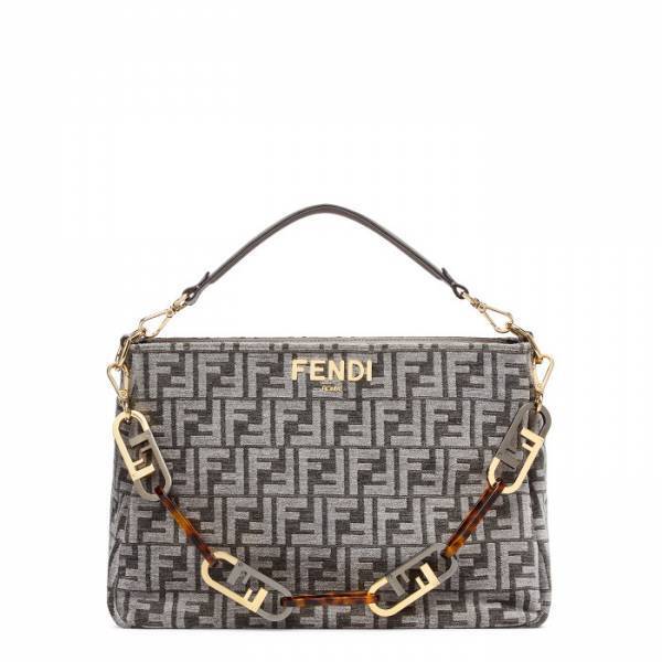 フェンディが瞬く間にメゾンの新たなシグネチャーとなった「オーロック」をレザーグッズへ昇華