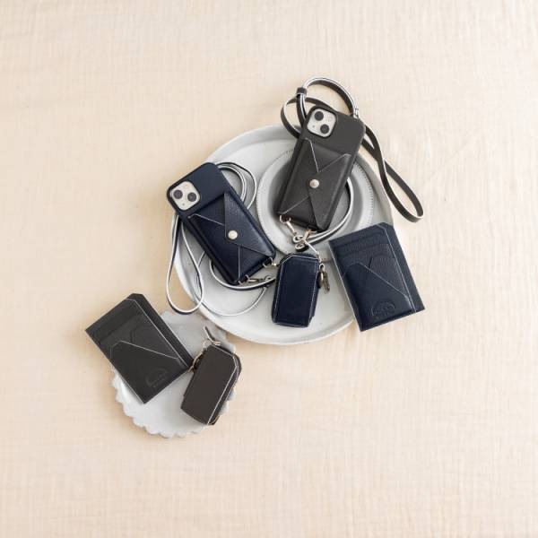 イタリア製革小物ブランド「ラルコバレーノ」が滝沢眞規子と初コラボとなるレザーグッズを発売