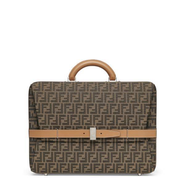 フェンディからレザーグッズに関するメゾンの深い知識とサヴォアフェールを表現する「フェンディ クラシック」が登場