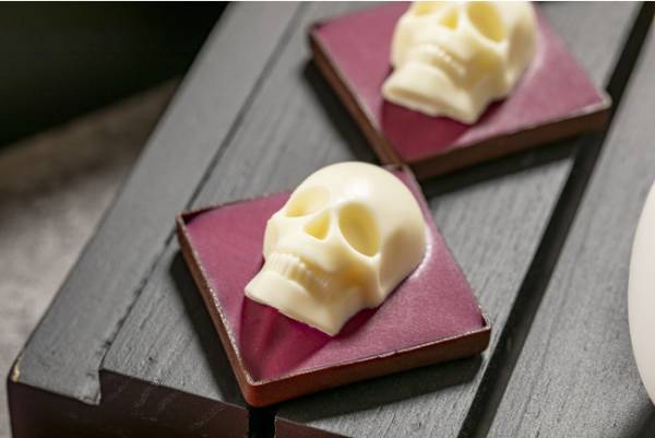 コンラッド東京で「ゴシック・ハロウィン・スイーツビュッフェ」を開催。絢爛たる装いのスイーツとセイボリーがハロウィンを演出