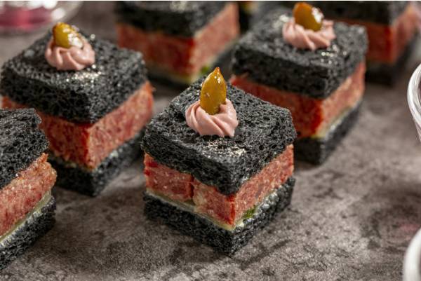 コンラッド東京で「ゴシック・ハロウィン・スイーツビュッフェ」を開催。絢爛たる装いのスイーツとセイボリーがハロウィンを演出