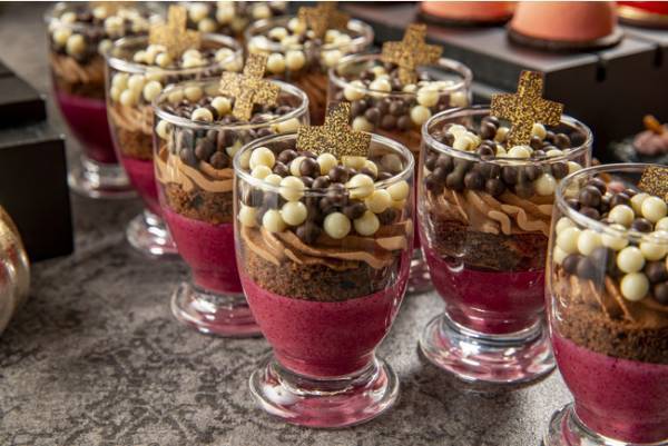 コンラッド東京で「ゴシック・ハロウィン・スイーツビュッフェ」を開催。絢爛たる装いのスイーツとセイボリーがハロウィンを演出