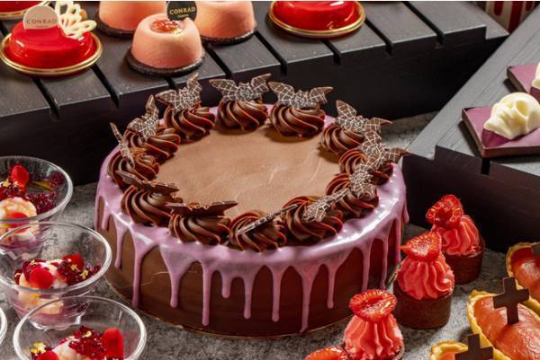 コンラッド東京で「ゴシック・ハロウィン・スイーツビュッフェ」を開催。絢爛たる装いのスイーツとセイボリーがハロウィンを演出