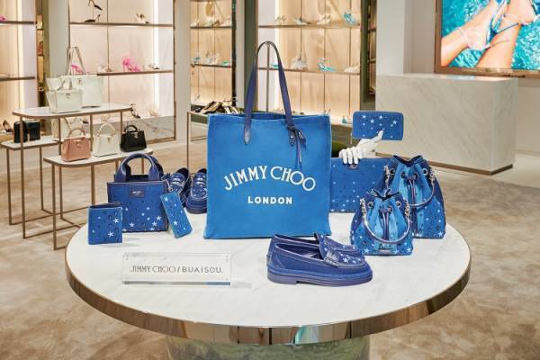 ジミー チュウ×BUAISOU、藍染のクラフツマンシップと出会って生まれたカプセルコレクションが登場