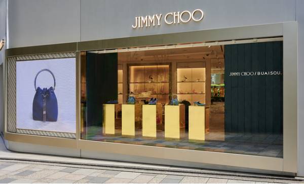 ジミー チュウ×BUAISOU、藍染のクラフツマンシップと出会って生まれたカプセルコレクションが登場