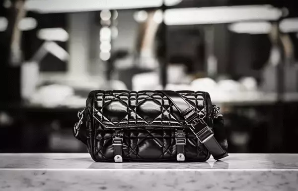 ふっくらとしたマクロカナージュへと昇華。卓越したクラフツマンシップを反映した「ディオールキャンプ」バッグ