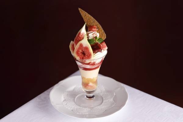 資生堂パーラー 銀座本店サロン・ド・カフェで楽しむ、産地直送のこだわりフルーツを使った夏を感じるフルーツパフェ