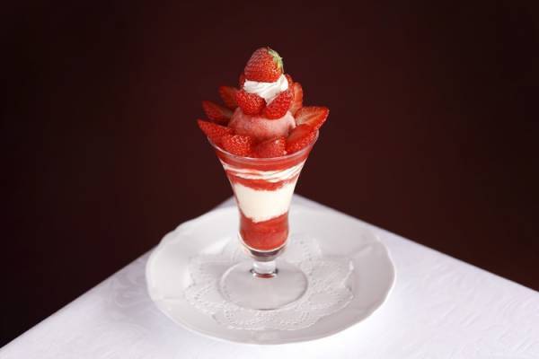 資生堂パーラー 銀座本店サロン・ド・カフェで楽しむ、産地直送のこだわりフルーツを使った夏を感じるフルーツパフェ