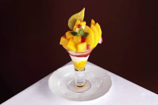 資生堂パーラー 銀座本店サロン・ド・カフェで楽しむ、産地直送のこだわりフルーツを使った夏を感じるフルーツパフェ